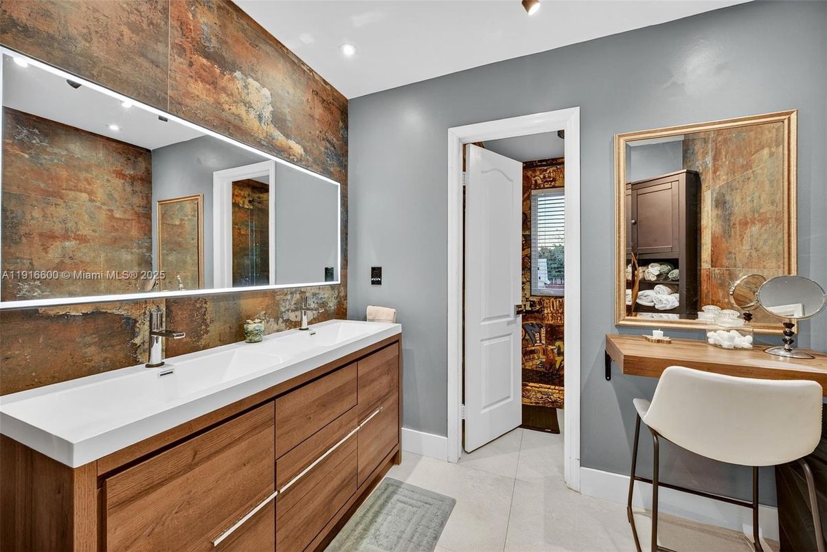 Bathroom, Interior, Recessed Lighting