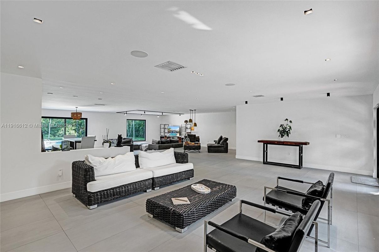 Interior, Living room, Pendant Lights, Recessed Lighting