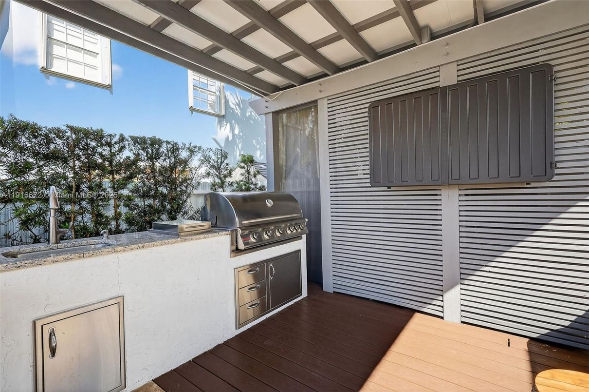 Exterior, Outdoor Kitchen