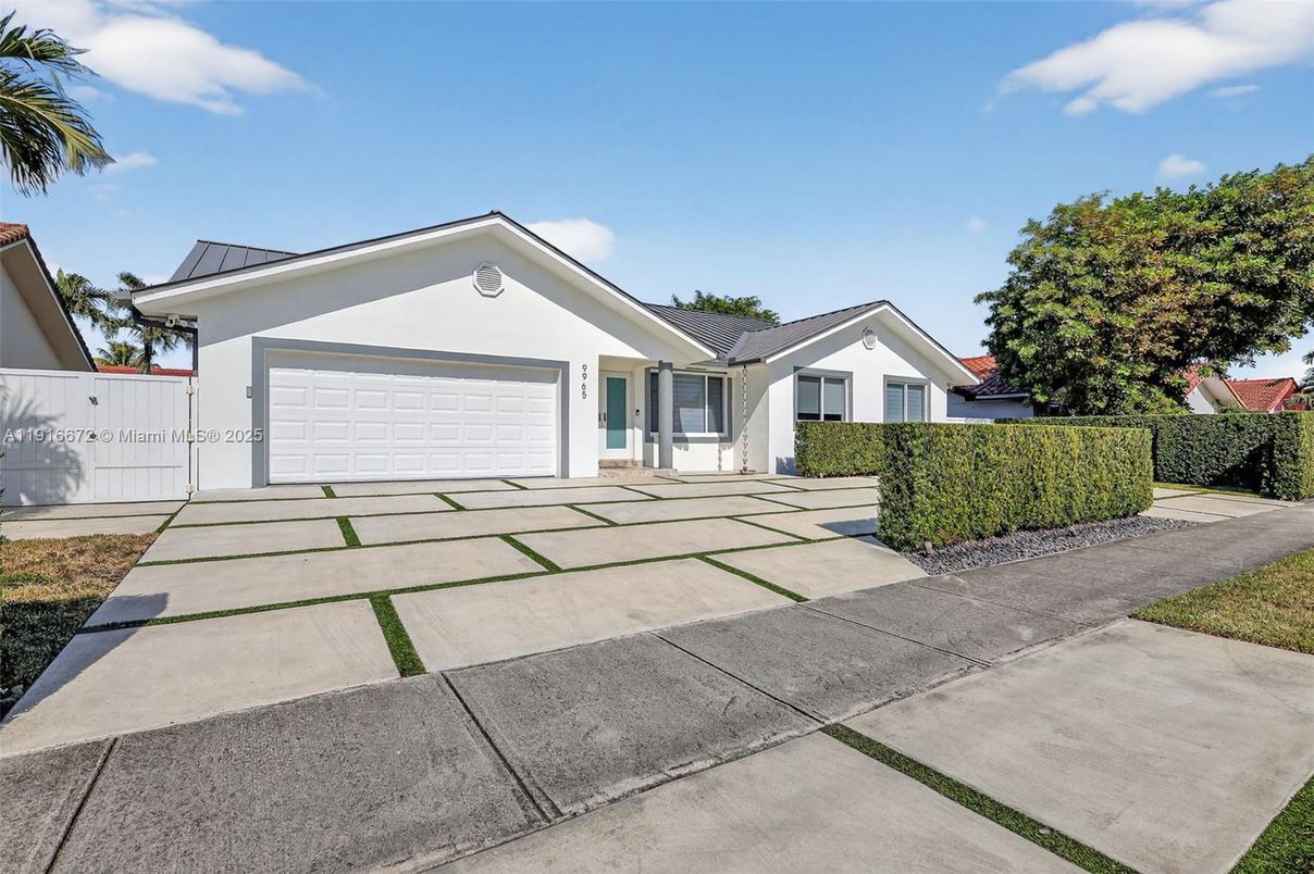 Attached, Exterior, Facade, Farmhouse