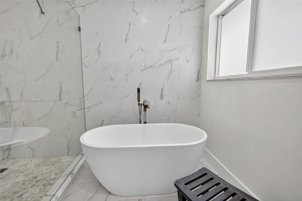 Bathroom, Free Standing Baths, Interior, Marble, Marble Walls