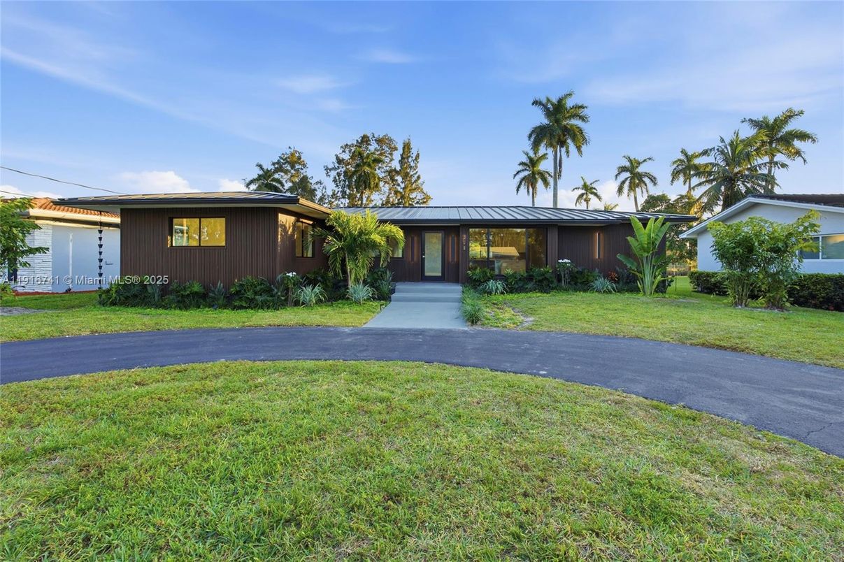 Backyard, Exterior, Facade, Ranch