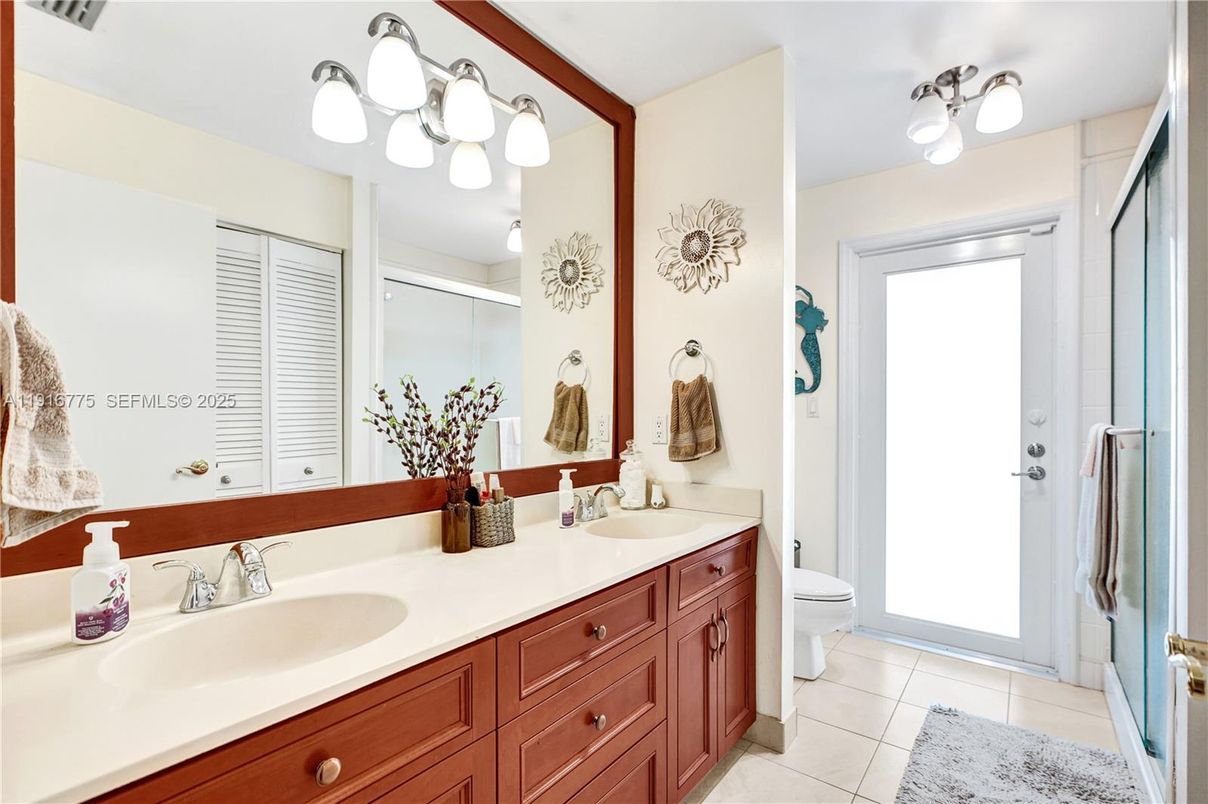 Bathroom, Dual Sink Vanities, Interior