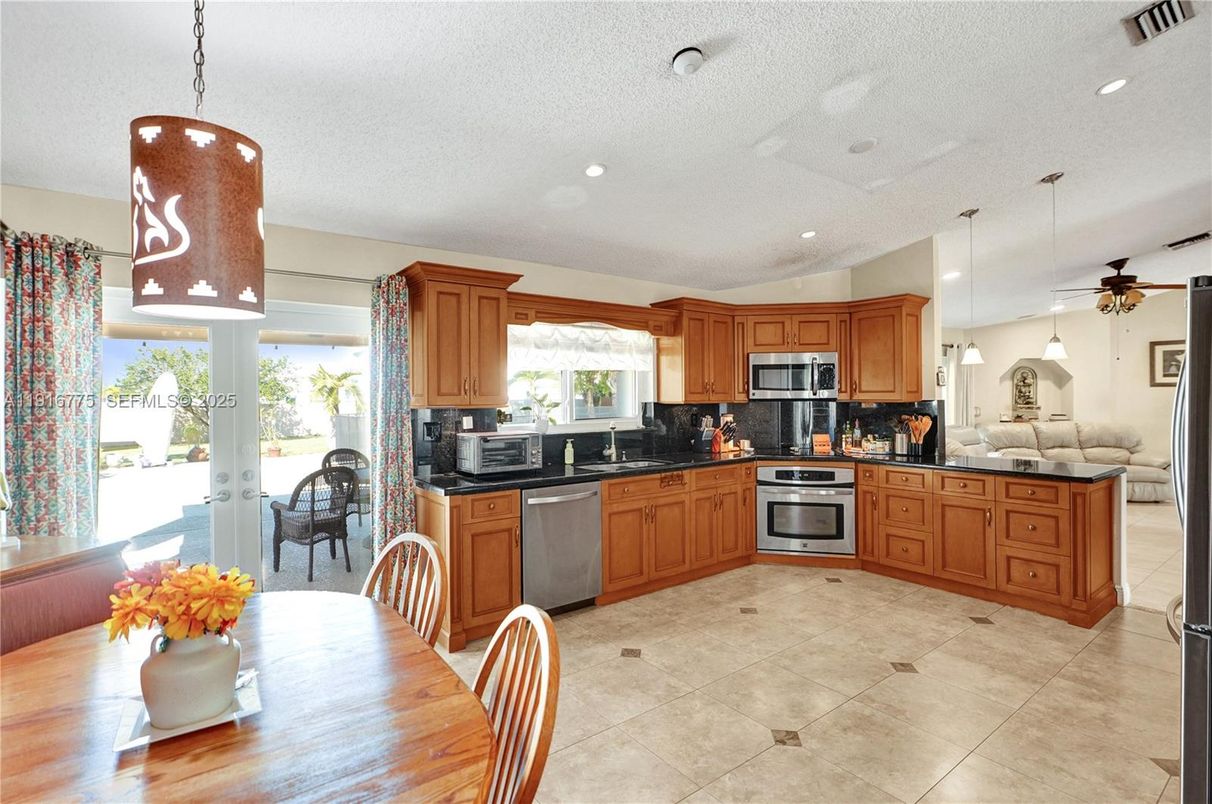 Dining room, Interior, Kitchen, Pendant Lights, Recessed Lighting, Stainless Steel Appliances