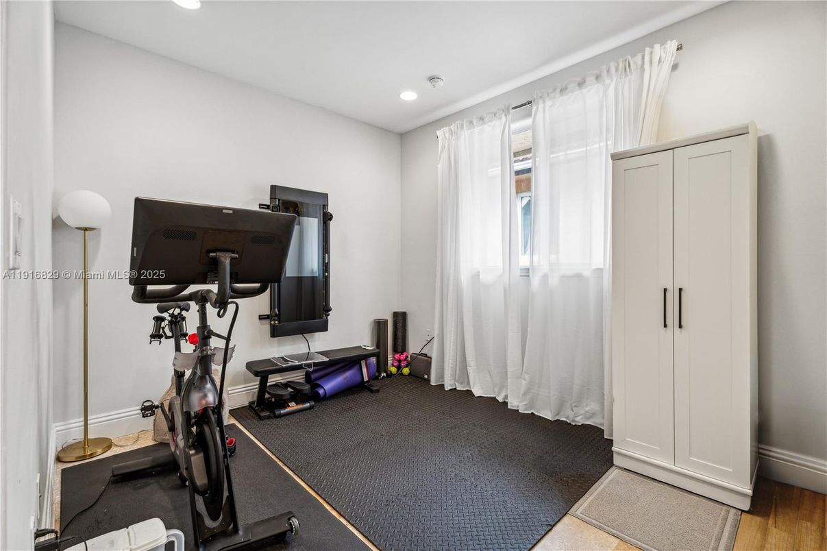 Fitness Equipment, Interior, Recessed Lighting, Wood Texture Flooring