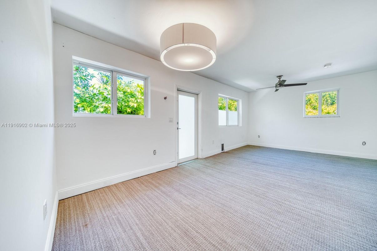 Empty room, Interior