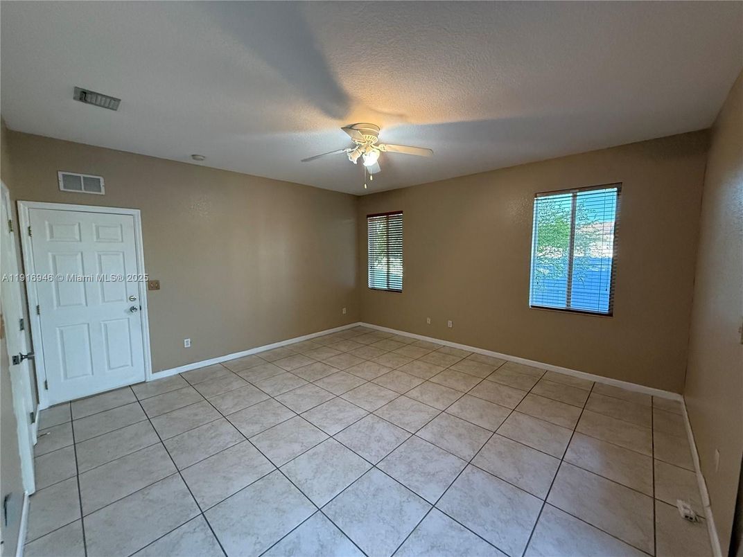Empty room, Interior