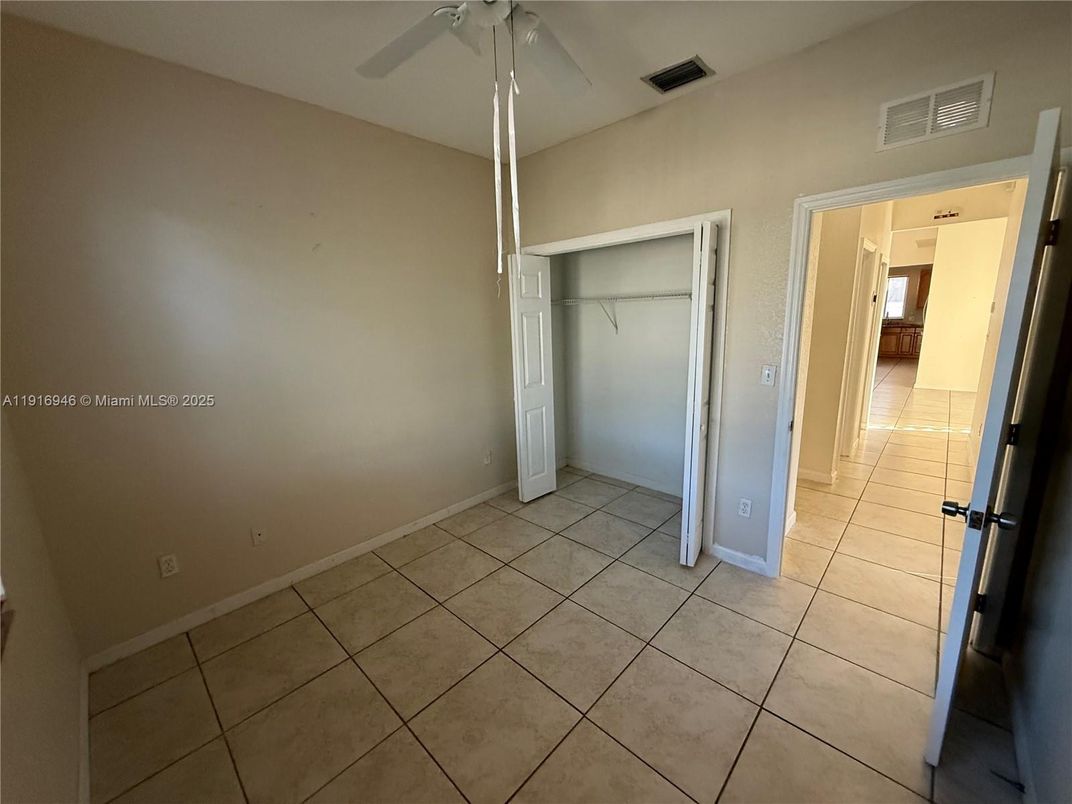 Empty room, Interior