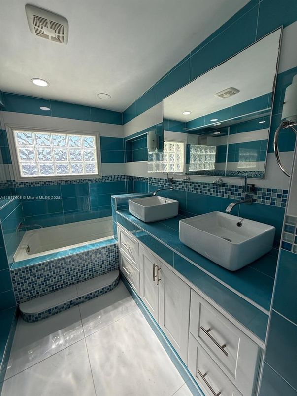 Bathroom, Dual Sink Vanities, Interior, Recessed Lighting