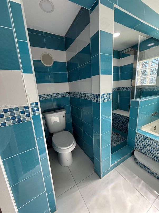 Bathroom, Interior, Recessed Lighting