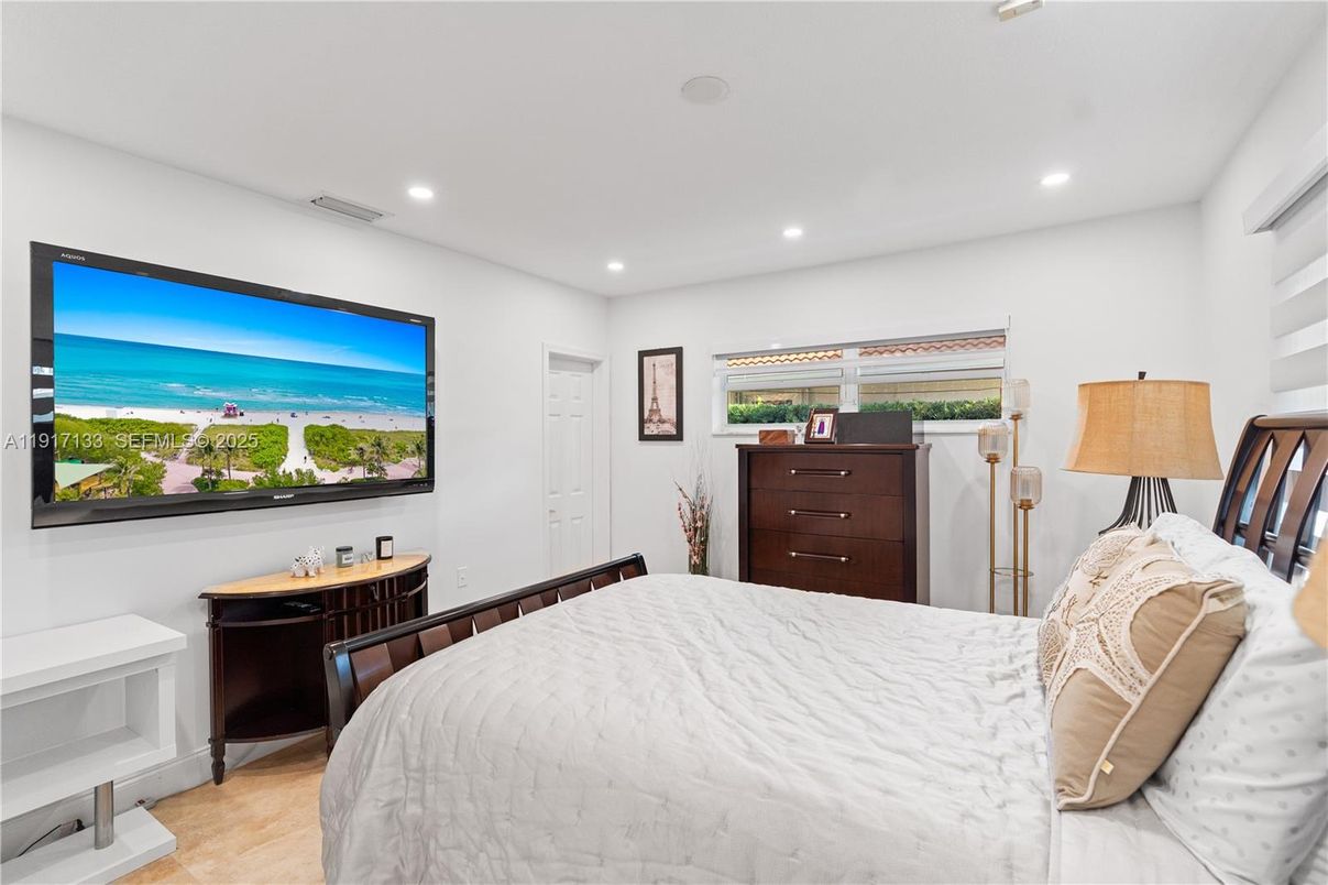 Bedroom, Interior, Recessed Lighting