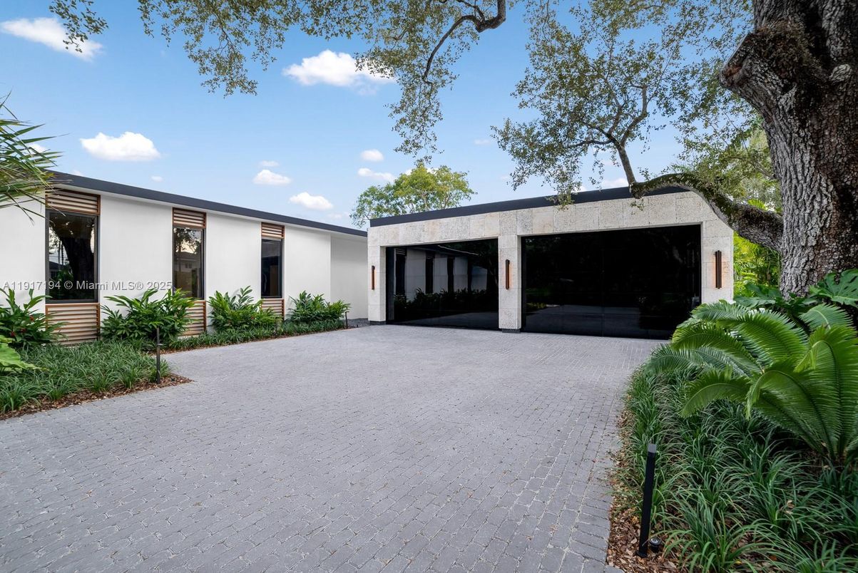 Attached, Backyard, Exterior, Facade, Modern