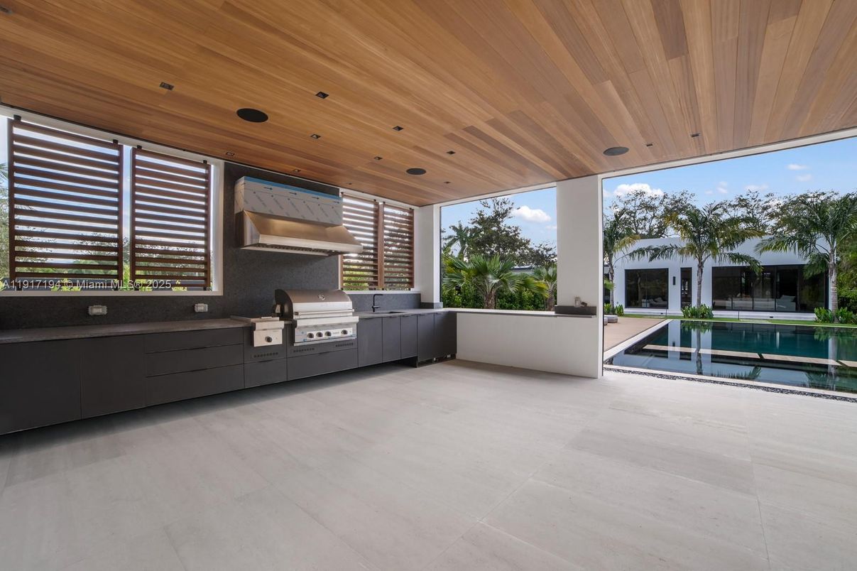 Exterior, Outdoor Kitchen, Pool