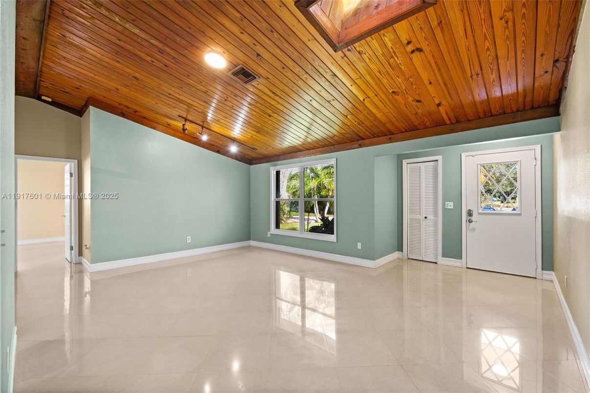 Empty room, Interior, Wooden Ceilings