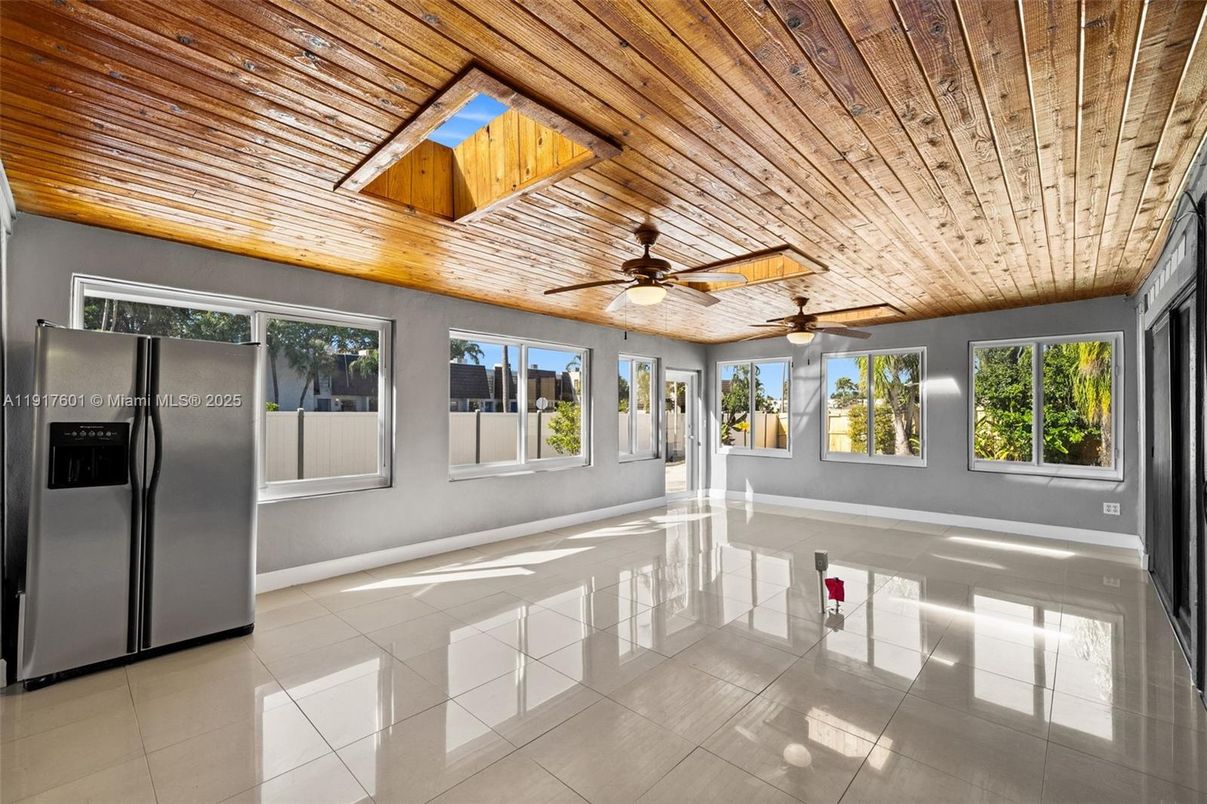 Empty room, Interior, Wooden Ceilings