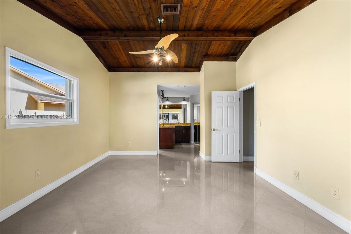 Empty room, Interior, Wooden Ceilings