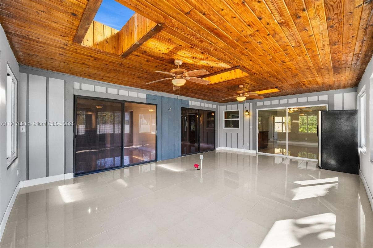 Empty room, Interior, Wooden Ceilings
