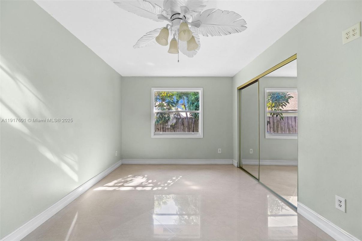 Empty room, Interior