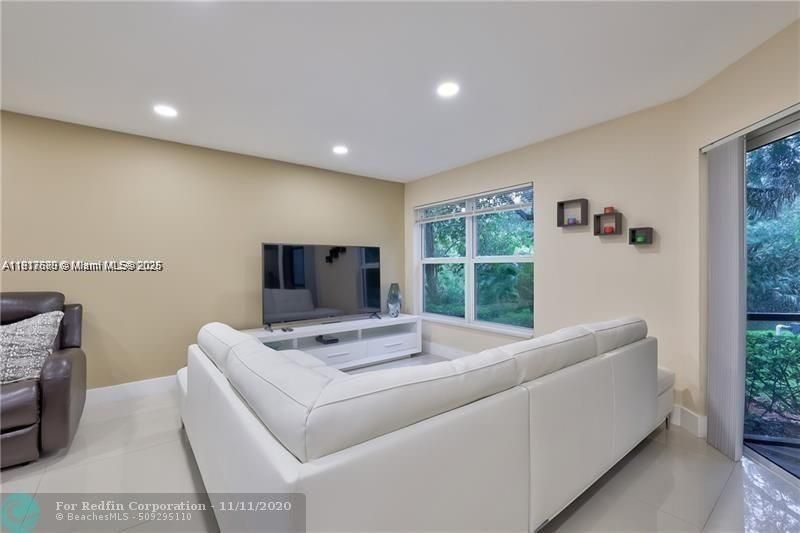 Interior, Living room, Recessed Lighting, Washer