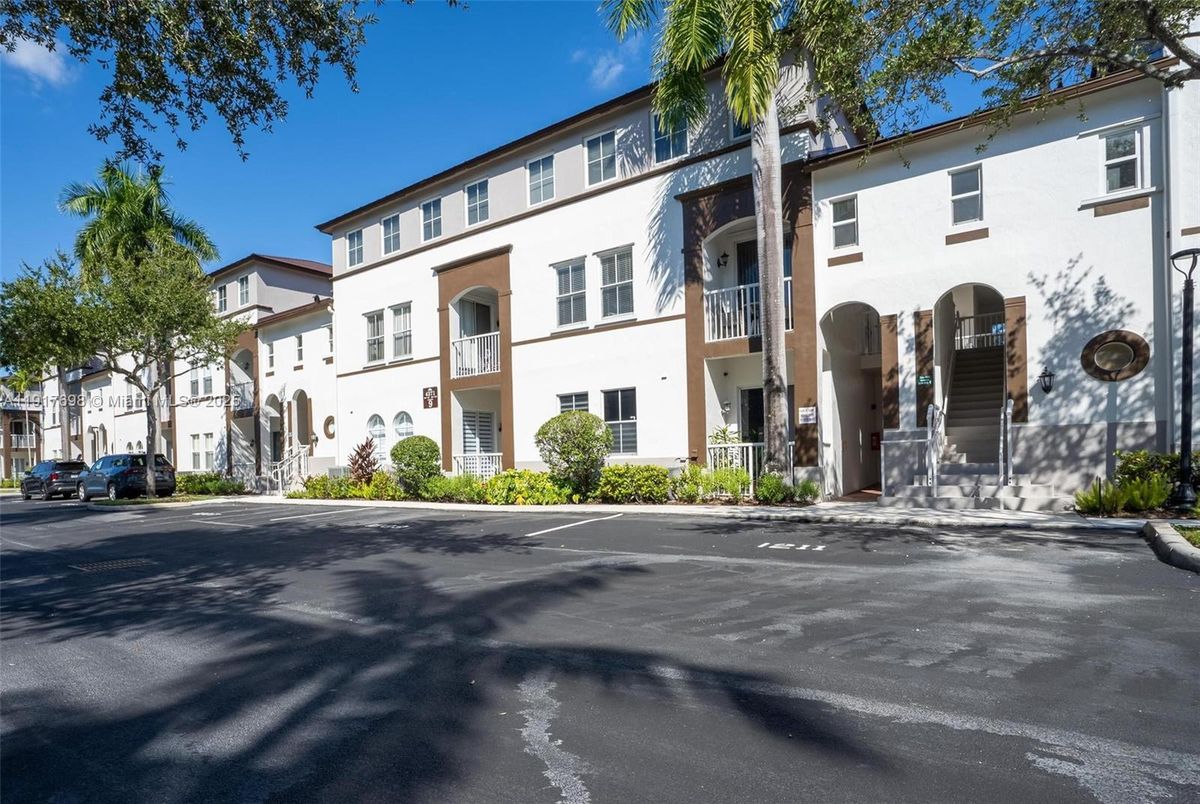 Exterior, Facade, Rowhouse