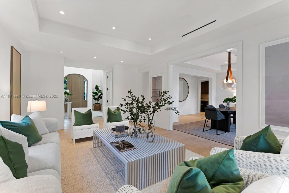 Dining room, Interior, Living room, Pendant Lights, Recessed Lighting, Wood Texture Flooring