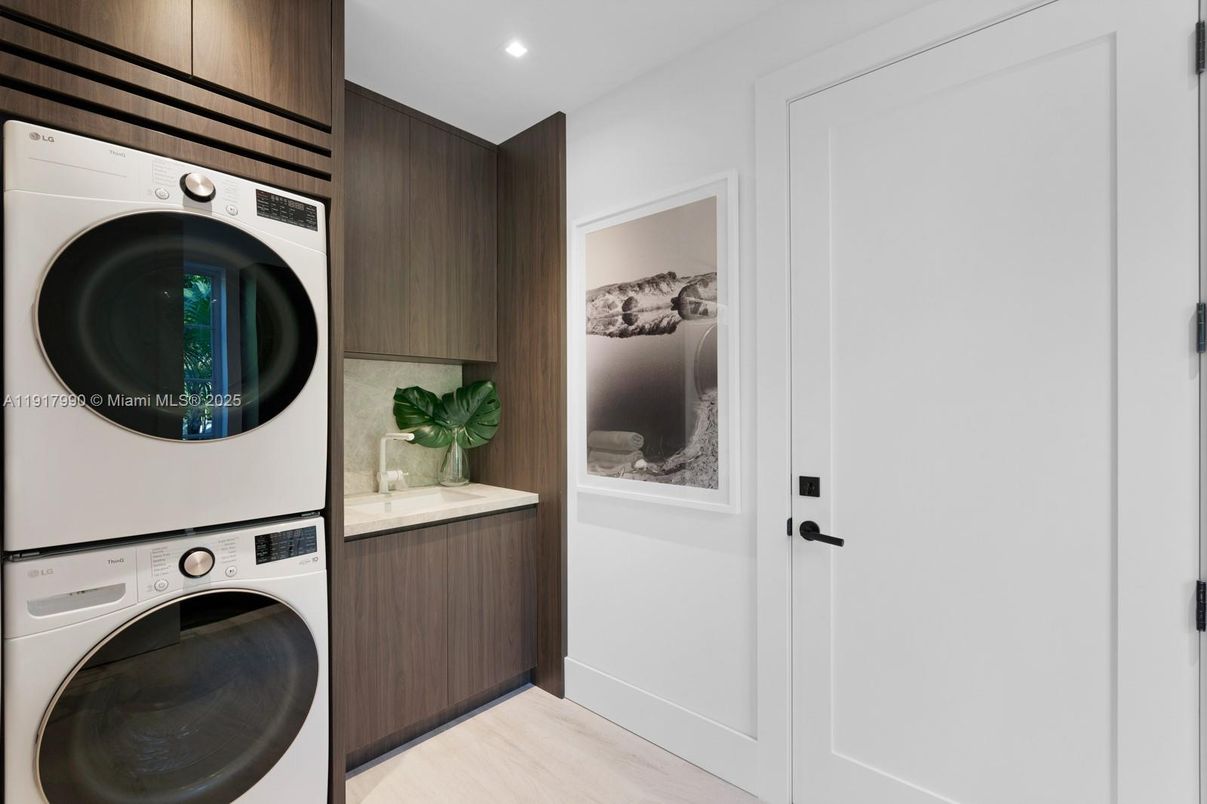 Interior, Recessed Lighting, Utility Closets, Washer, Wood Texture Flooring