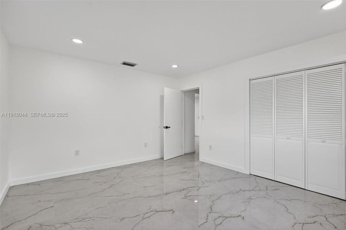 Empty room, Interior, Marble, Recessed Lighting