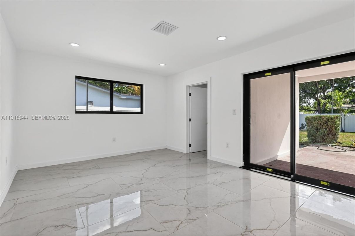 Empty room, Interior, Marble, Recessed Lighting