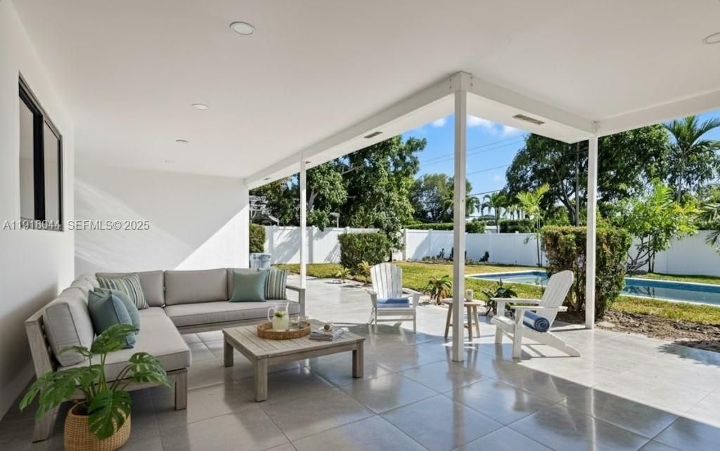 Exterior, Living room, Pool, Recessed Lighting