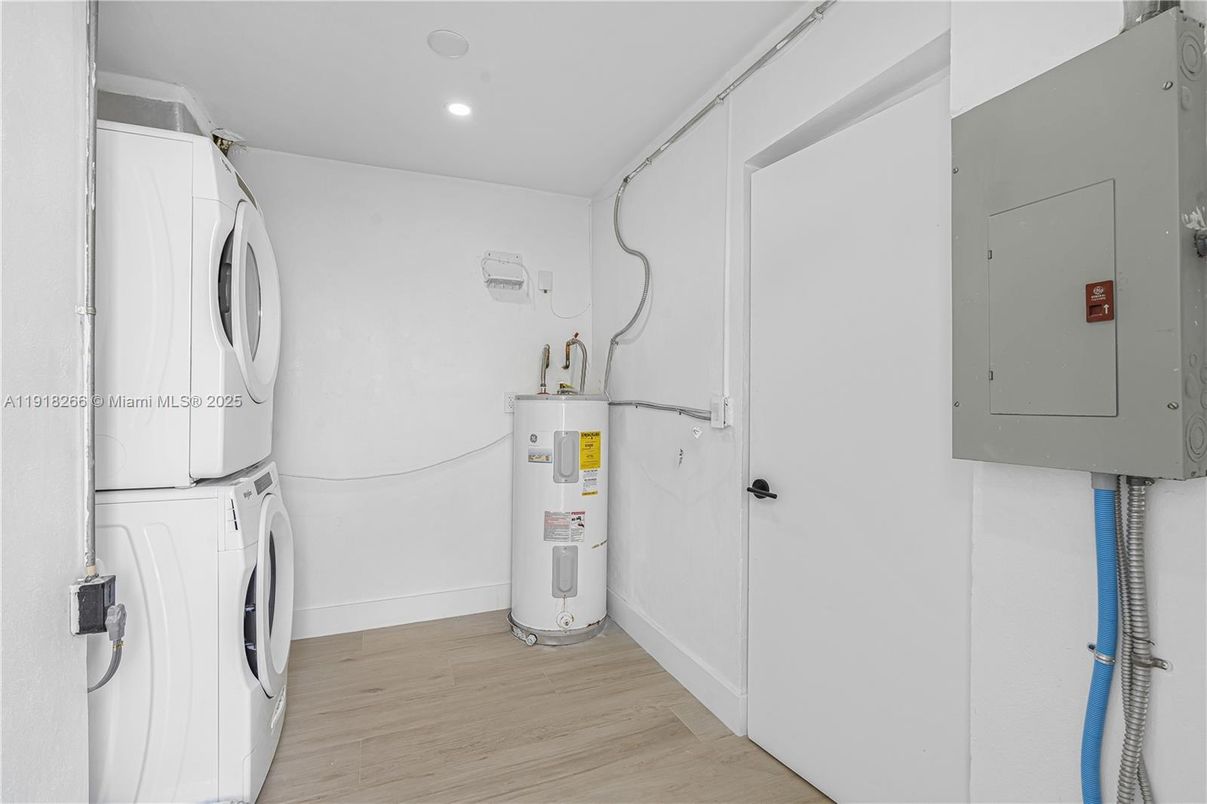 Interior, Recessed Lighting, Washer, Wood Texture Flooring