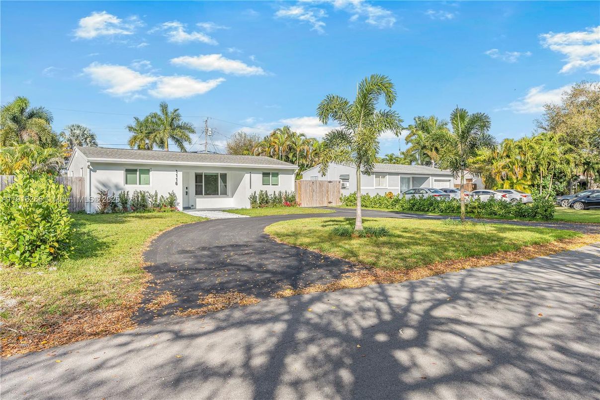 Backyard, Exterior, Facade, Ranch