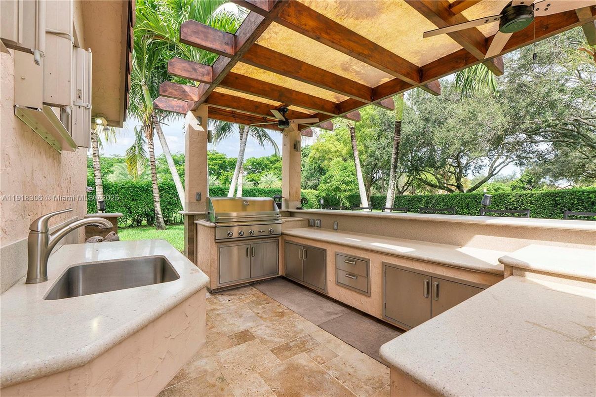 Exterior, Outdoor Kitchen