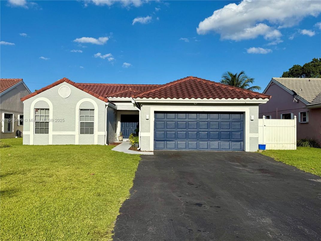 Attached, Exterior, Facade, Spanish Mediterranean