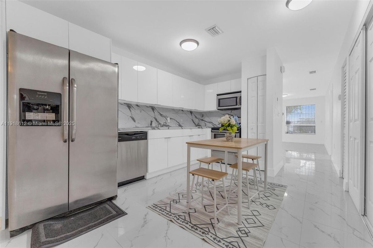 Dining room, Interior, Kitchen, Marble, Marble Walls, Stainless Steel Appliances