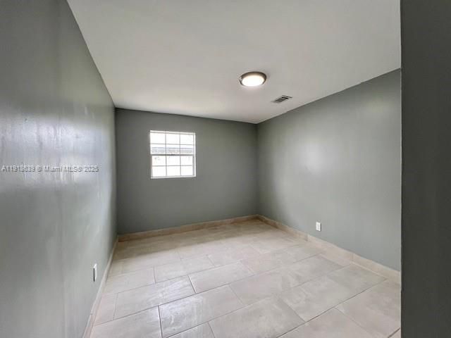 Empty room, Interior