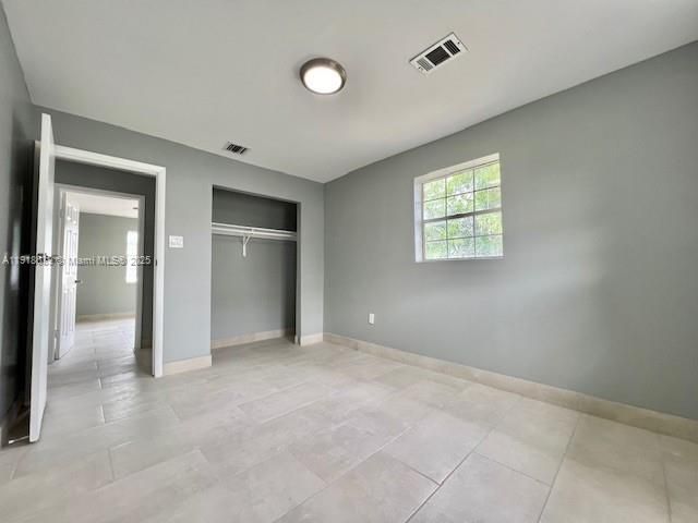 Empty room, Interior