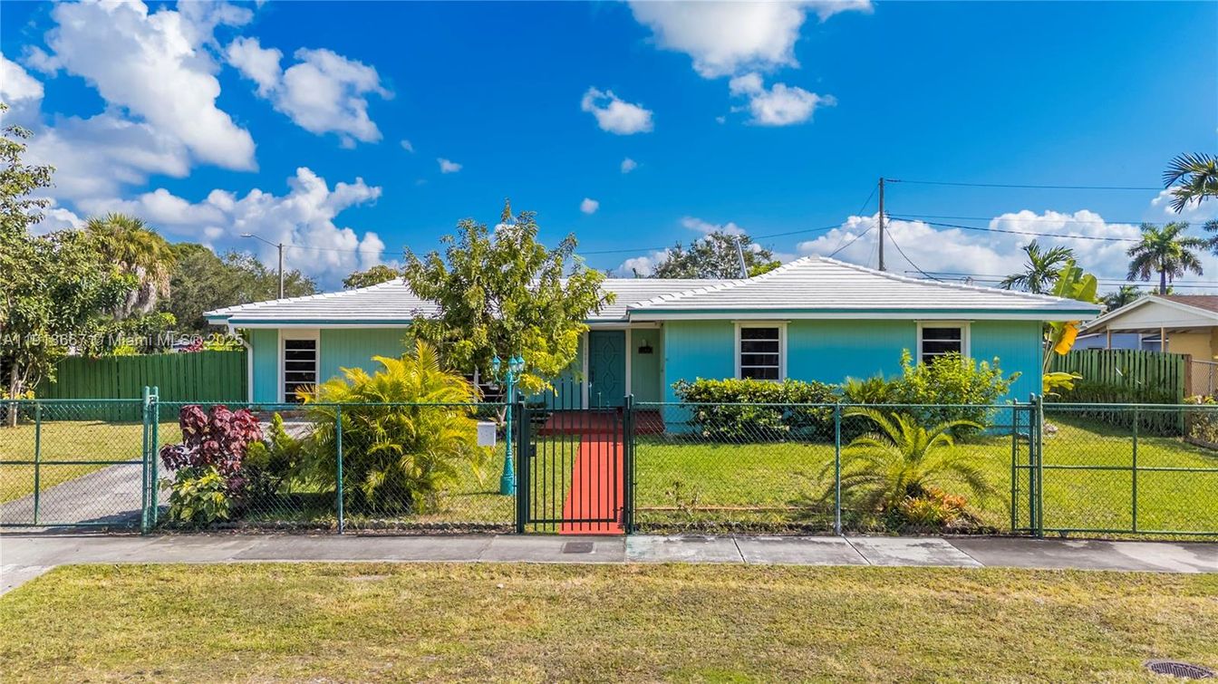 Backyard, Exterior, Facade, Ranch