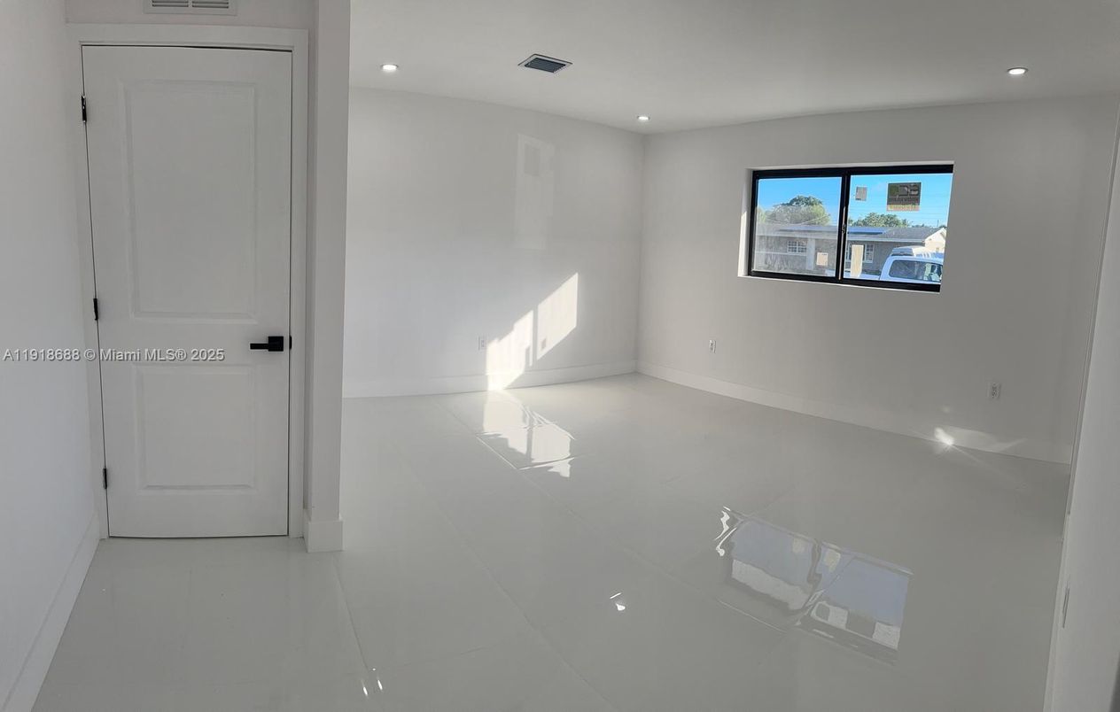 Empty room, Interior, Recessed Lighting