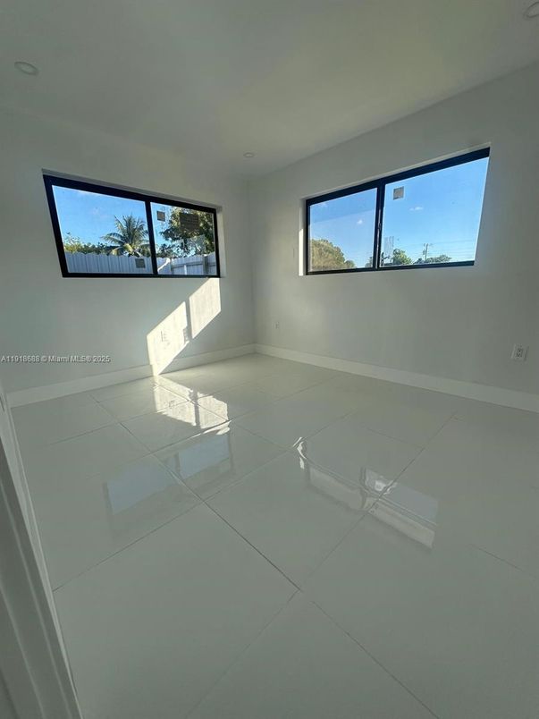 Empty room, Interior