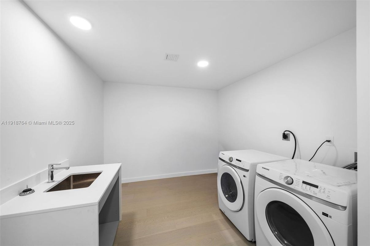 Interior, Recessed Lighting, Washer, Wood Texture Flooring