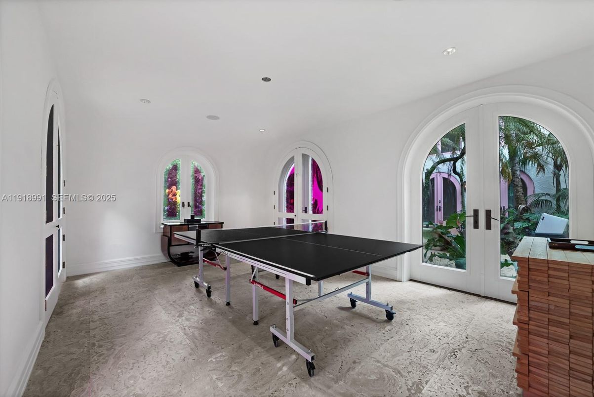 Game Room, Interior, Recessed Lighting