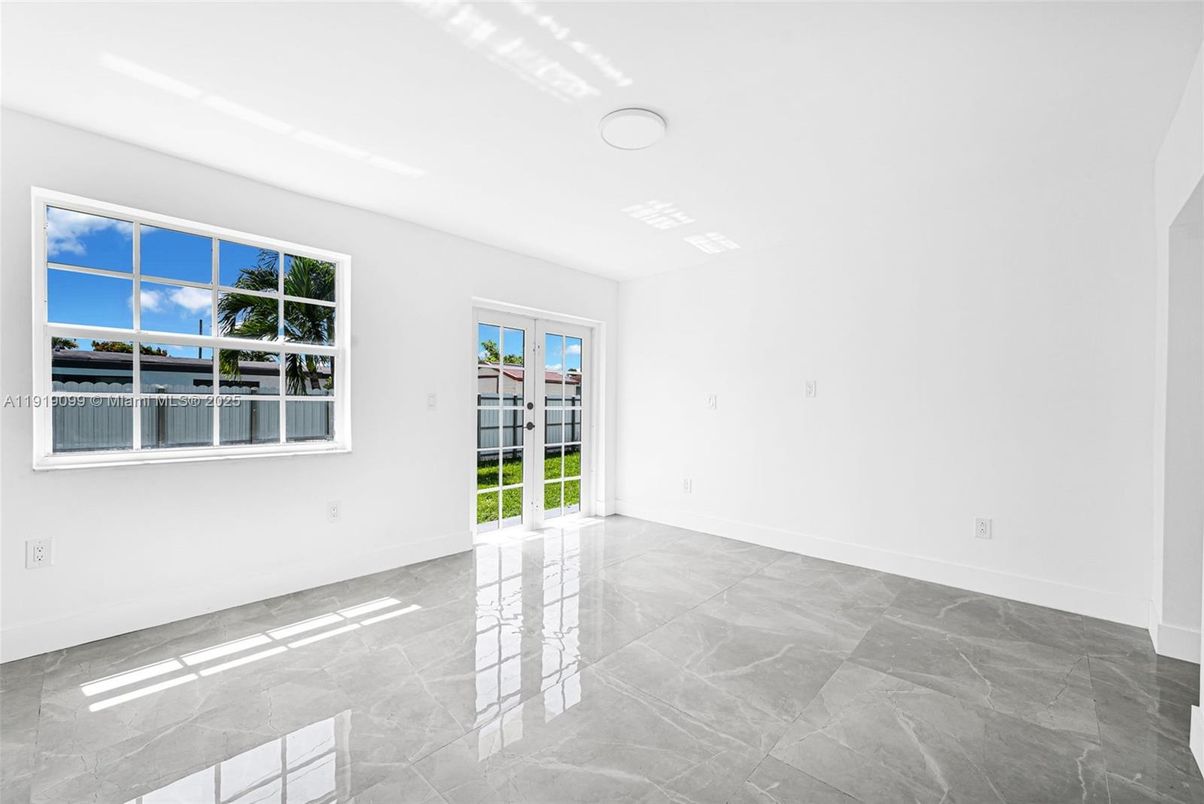 Empty room, Interior