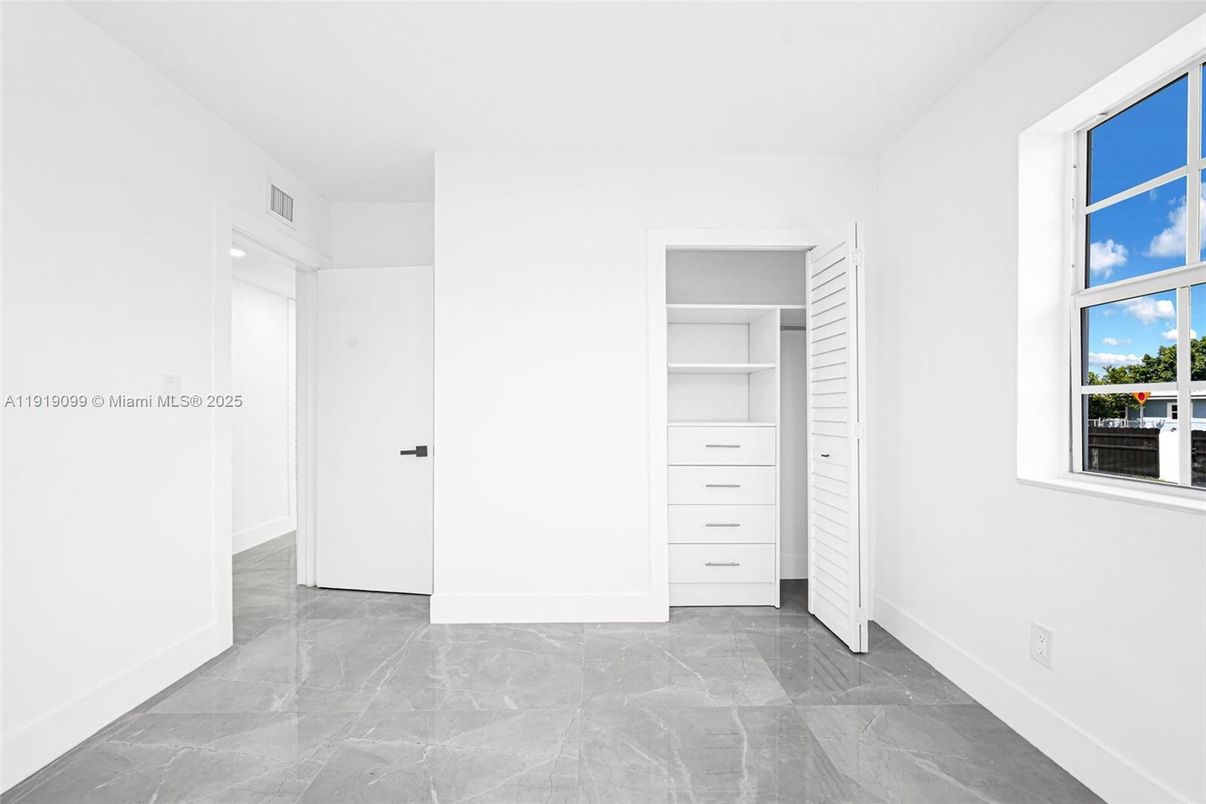 Empty room, Interior