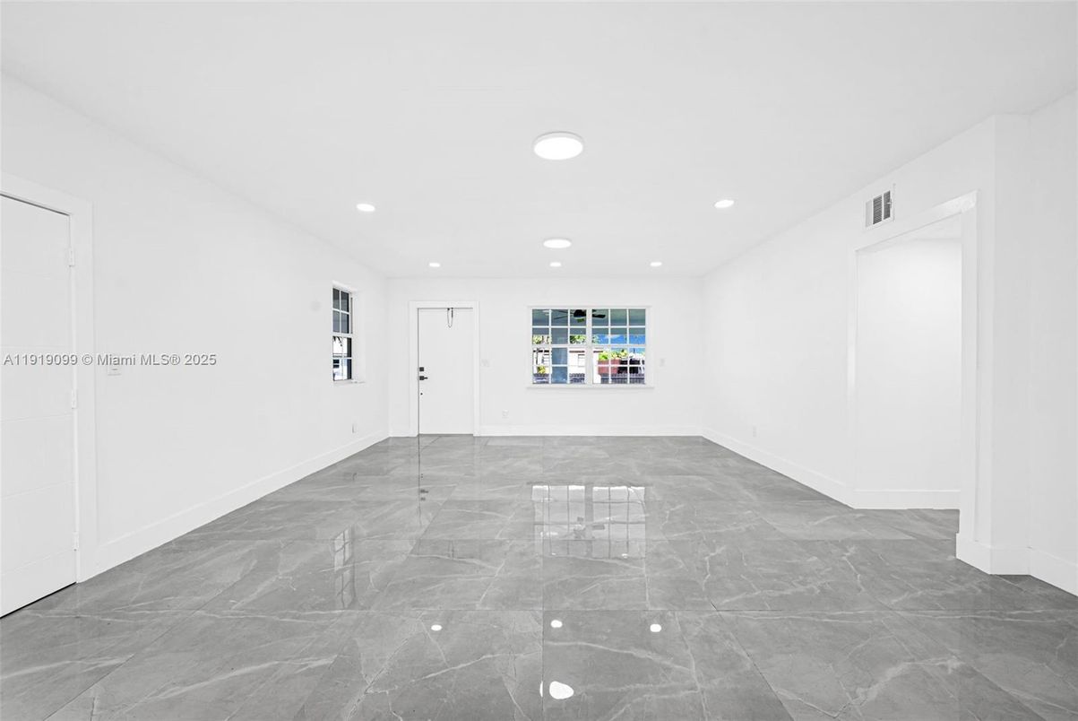 Empty room, Interior, Recessed Lighting