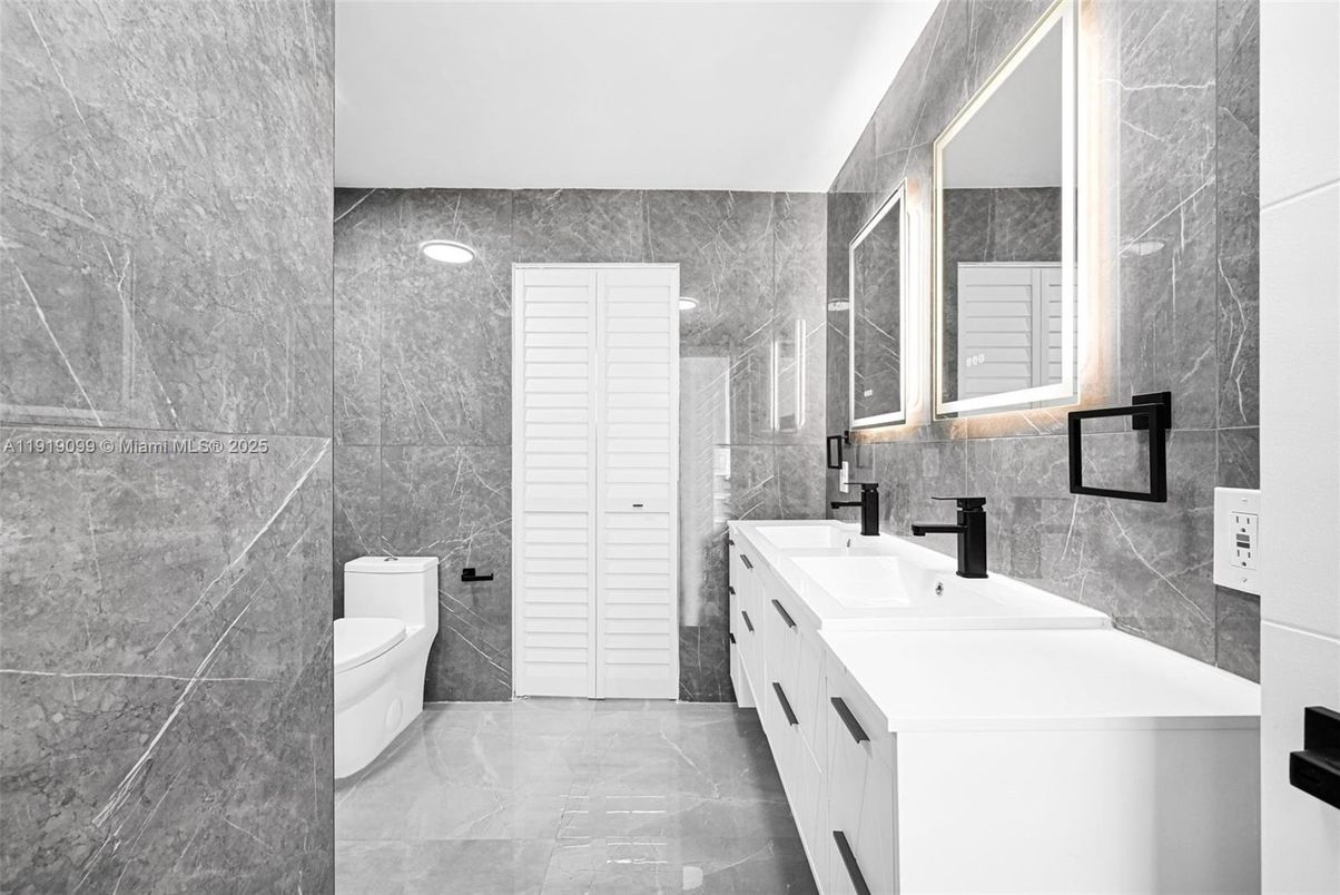 Bathroom, Interior, Recessed Lighting