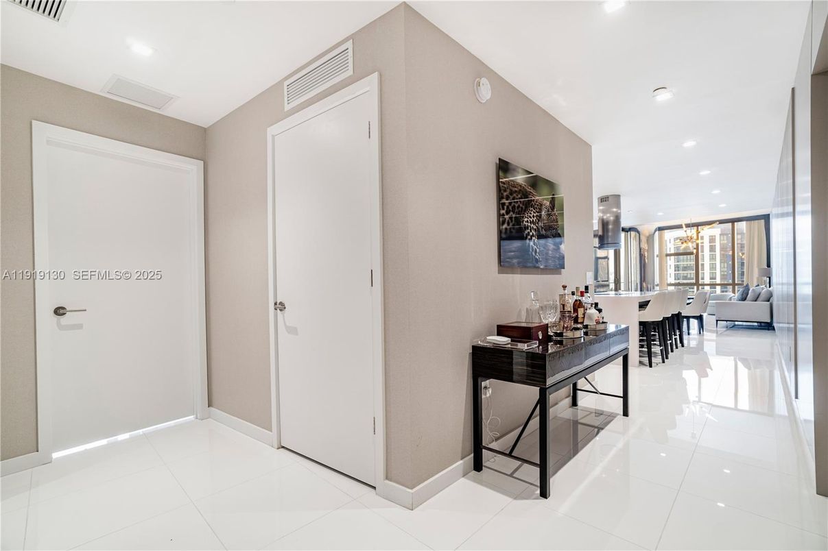 Dining room, Interior, Recessed Lighting