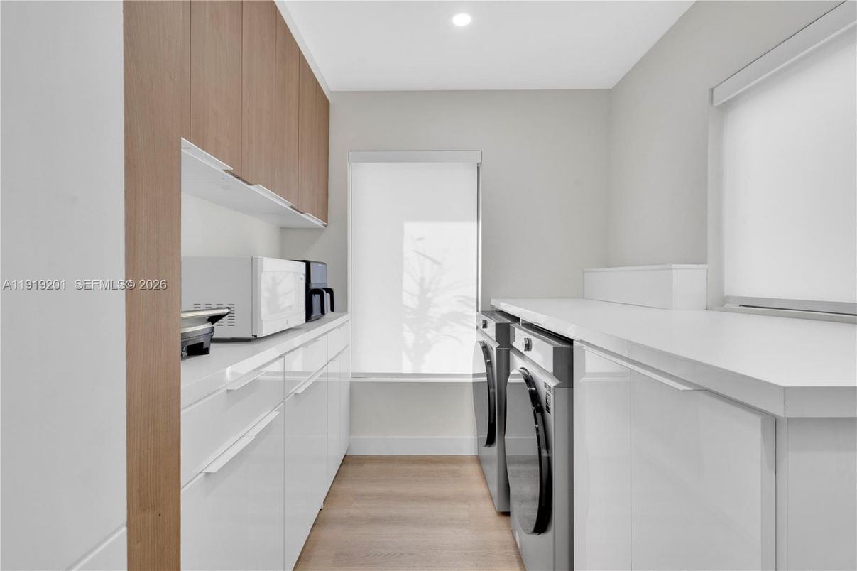 Interior, Recessed Lighting, Washer, Wood Texture Flooring