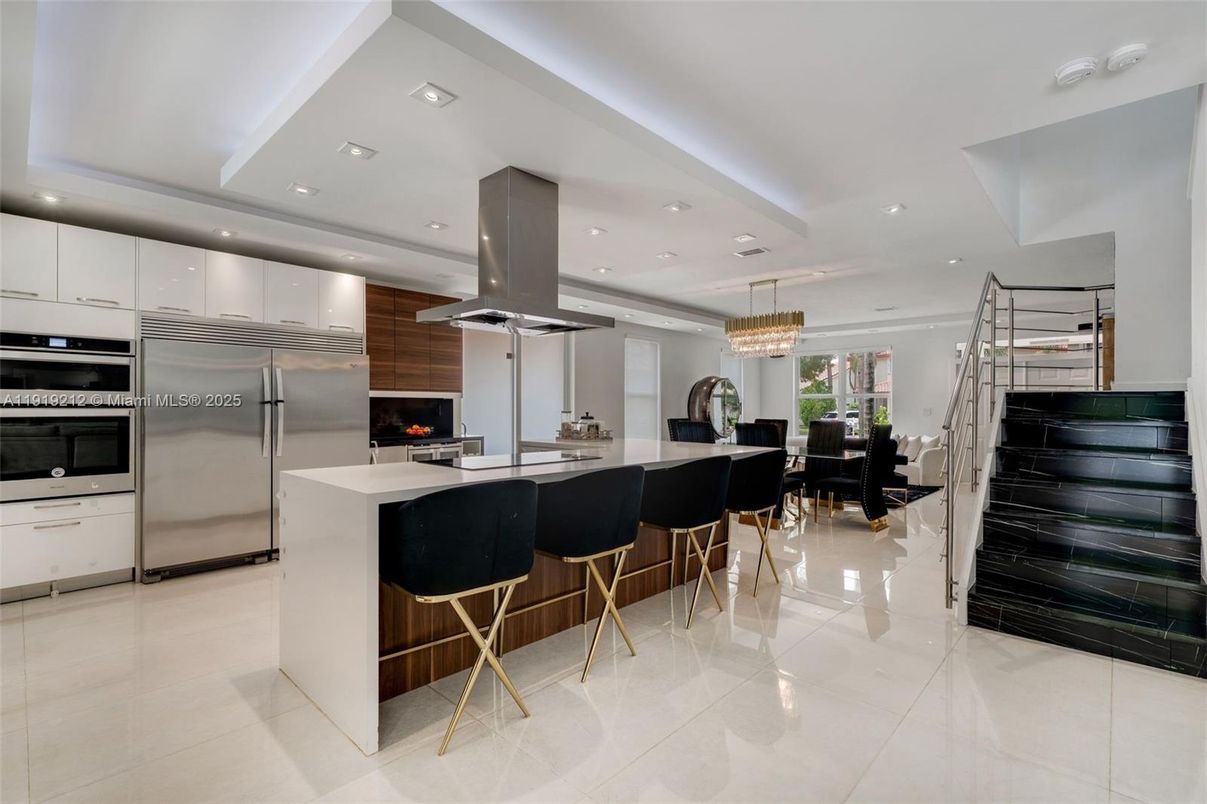 Chandelier, Dining room, Interior, Kitchen, Pendant Lights, Recessed Lighting, Stainless Steel Appliances