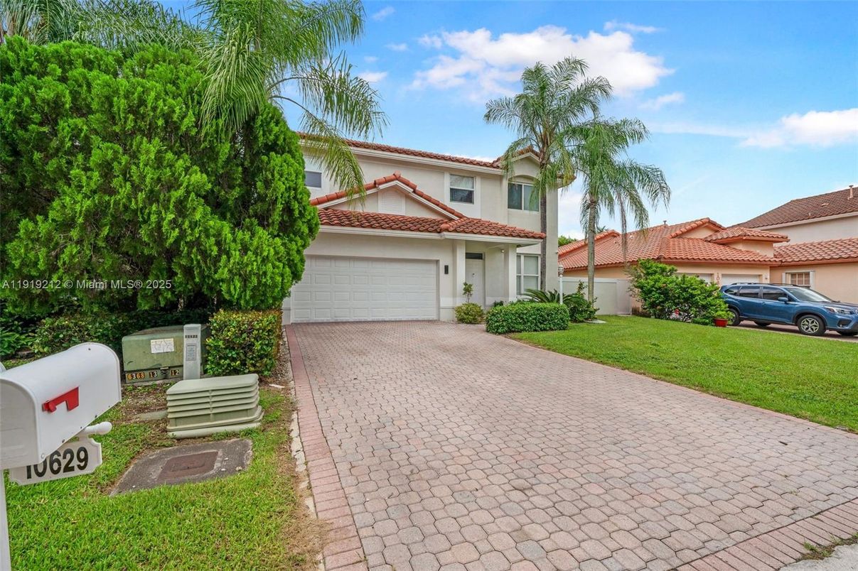 Attached, Exterior, Facade, Mediterranean