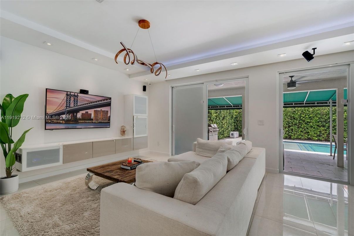 Interior, Living room, Pendant Lights, Recessed Lighting